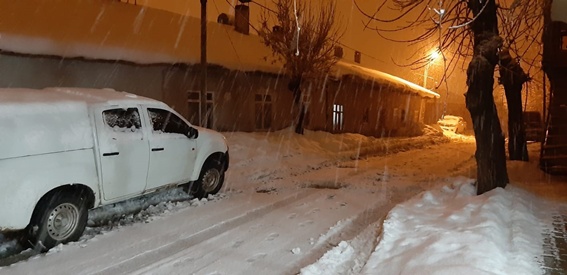 Tufanbeyli'de kar tipiye döndü