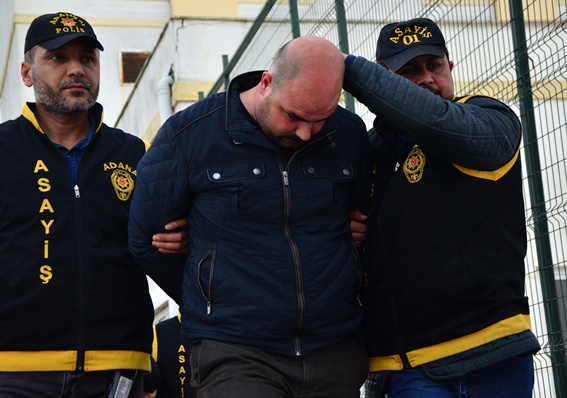 Alkol almak için polis kılığına girdiler