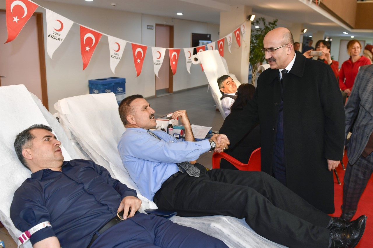 Vali Demirtaş'tan kan bağış kampanyasına destek