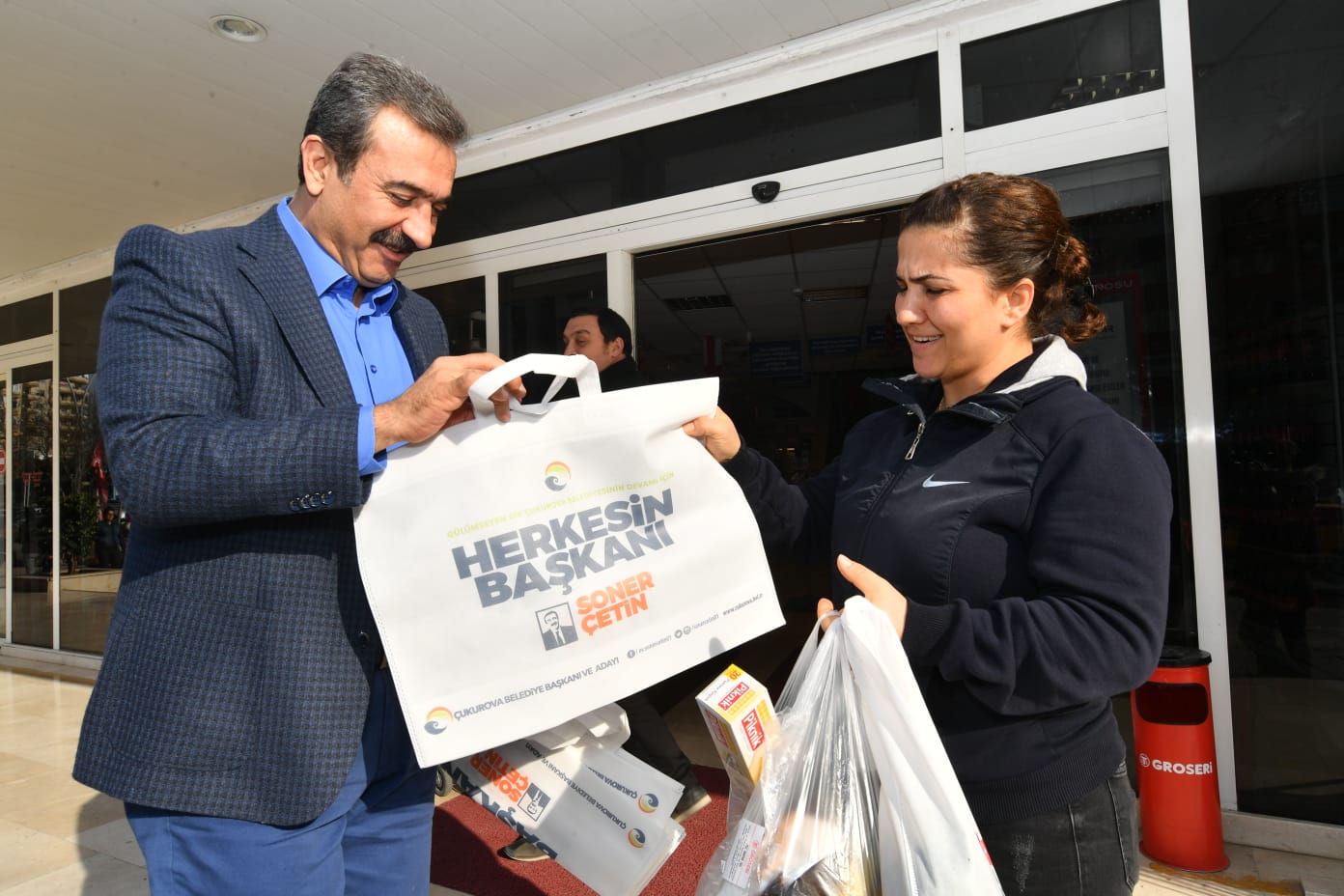 Soner Çetin, bez çanta dağıttı