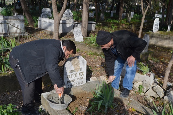 Sağlam mezar taşı bırakmadılar