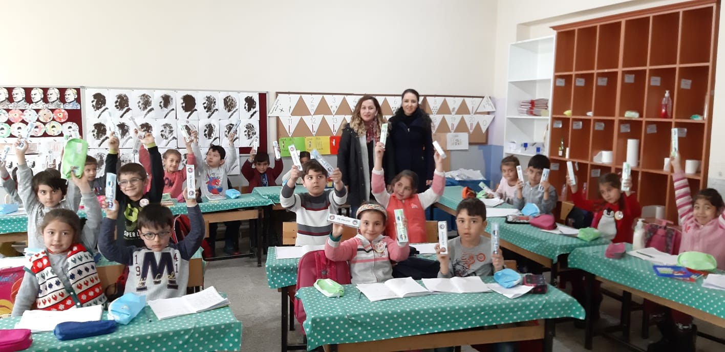 Öğrencilere diş macunu ve fırçası dağıtıldı