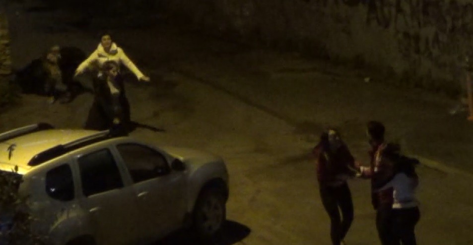 Kızlı erkekli sokak kavgası kameralara yansıdı