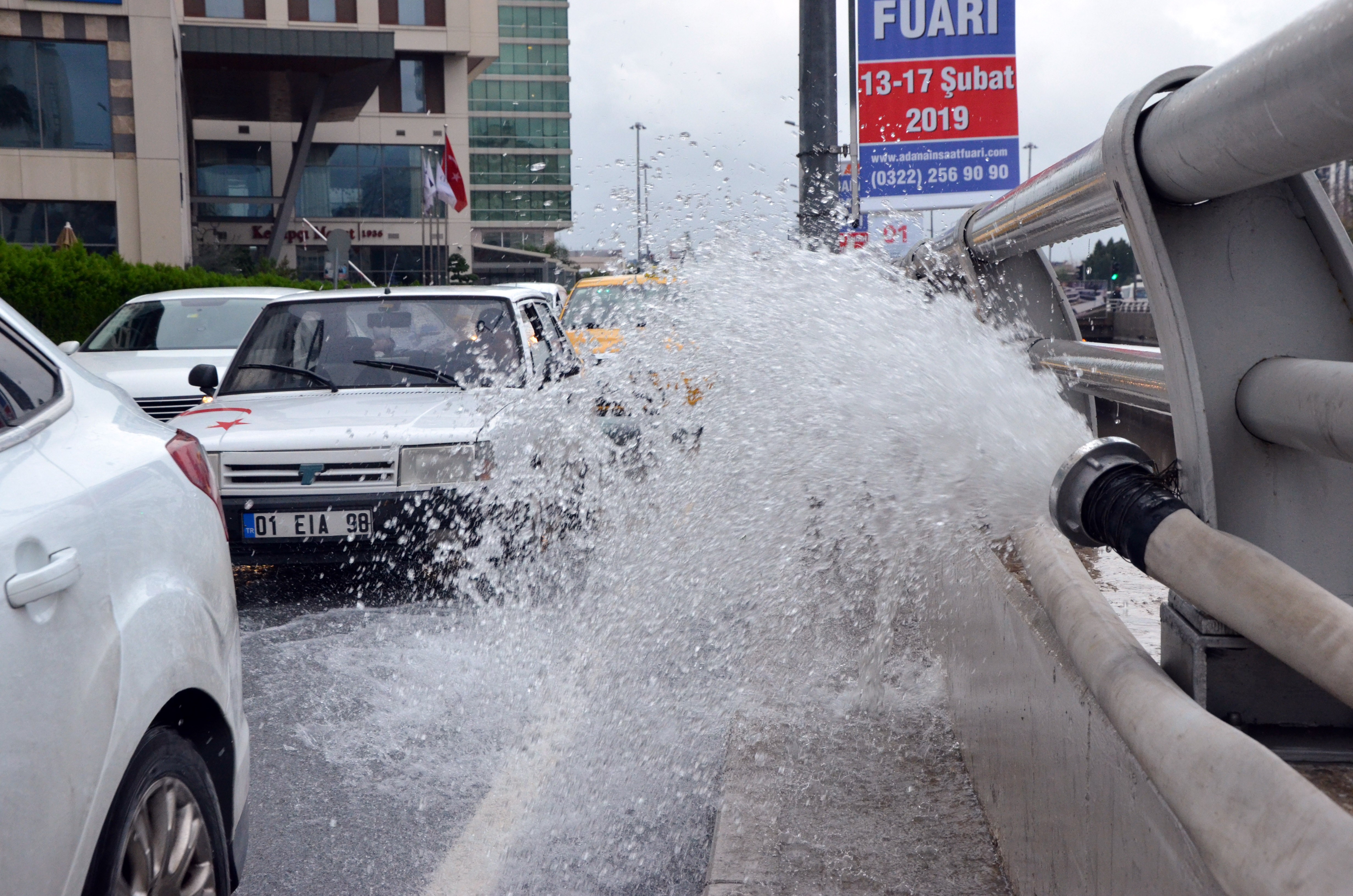 Adana'da yağmur trafiği felç etti