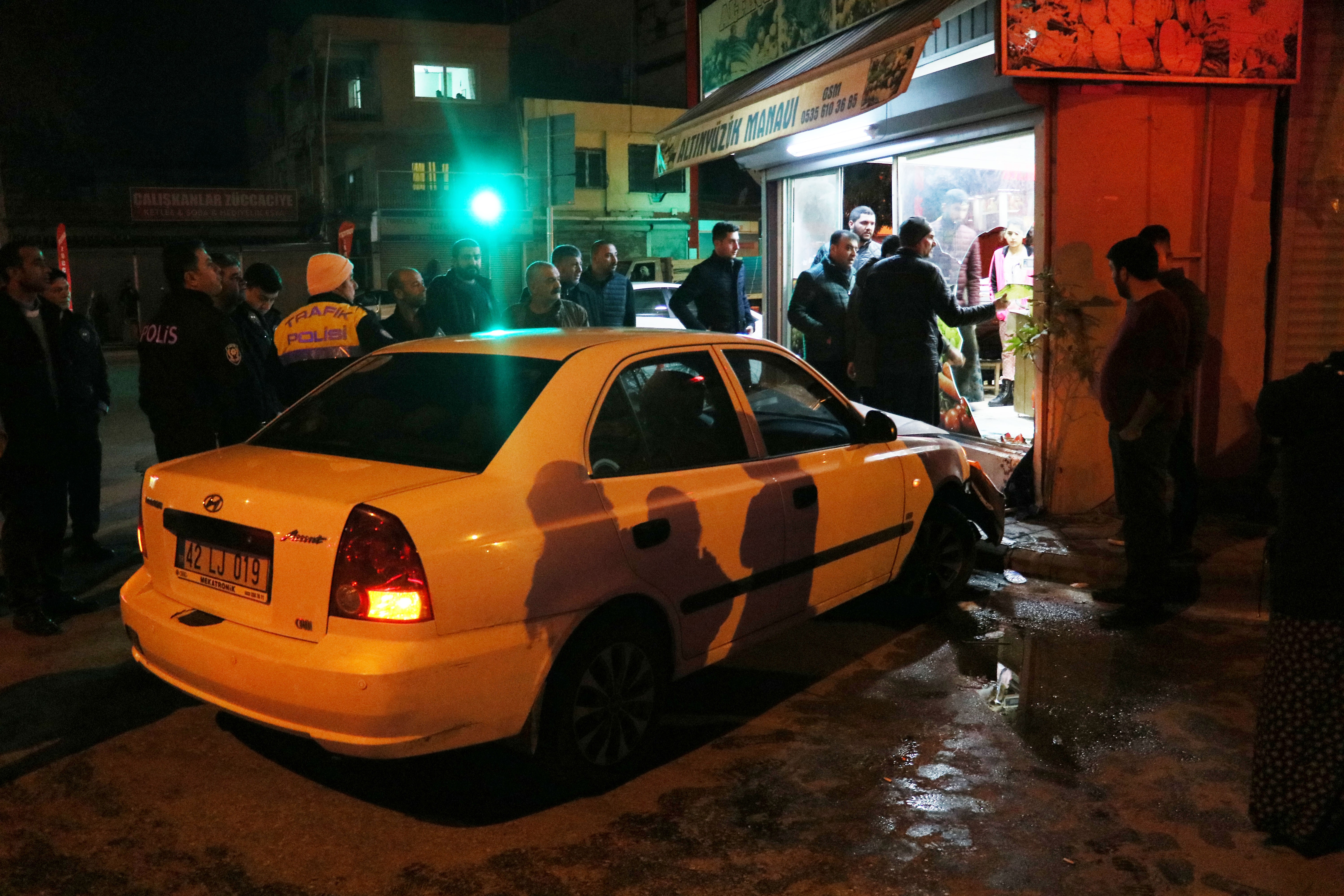 Otomobil manava daldı, sürücü aracını bırakıp kaçtı