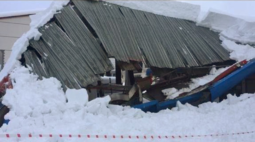 Çatılar kara dayanamadı