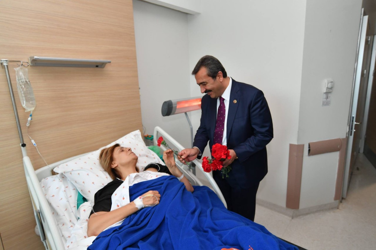 Soner Çetin, hastalara moral verdi