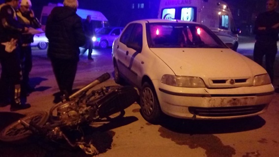 Otomobille çarpışan motosikletli yaralandı