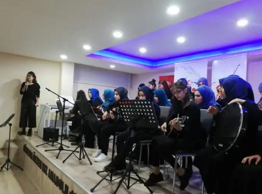 Ebru ile tanıştılar musiki ile coştular