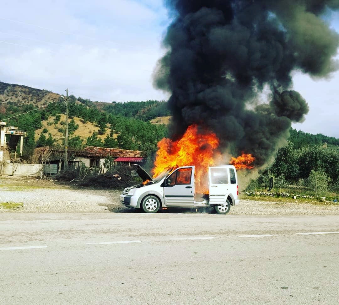 Seyir halindeki ticari araç alev alev yandı