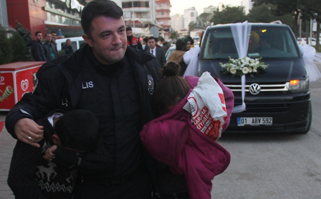 Gelin arabasının camını kırdılar