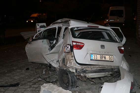Otomobil tamirhaneye çarpıp hurdaya döndü