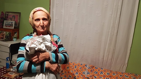 Kızının uyanmasını bekliyor