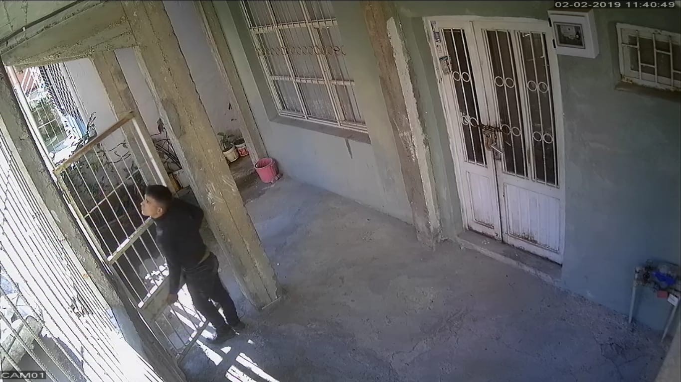 Kapı hırsızlarını güvenlik kamerası yakalattı