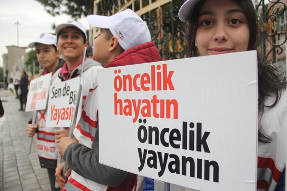 Güvenlik görevlisiyle yaya uygulaması