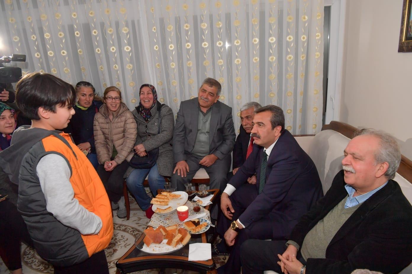 Soner Çetin Çukurova'yı ev ev geziyor