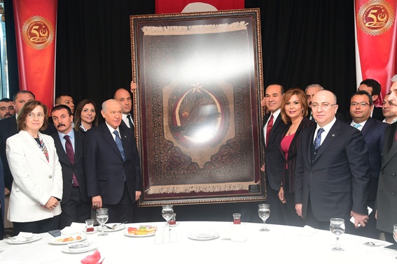 Bahçeli'ye bozkurt motifli tarihi halı hediyesi
