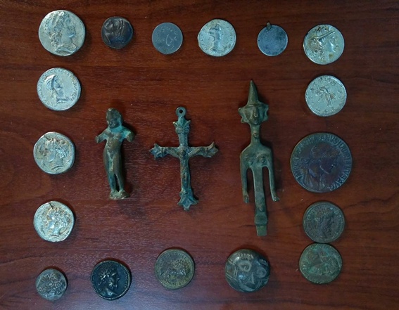 Şüpheli otomobilden tarihi eser çıktı