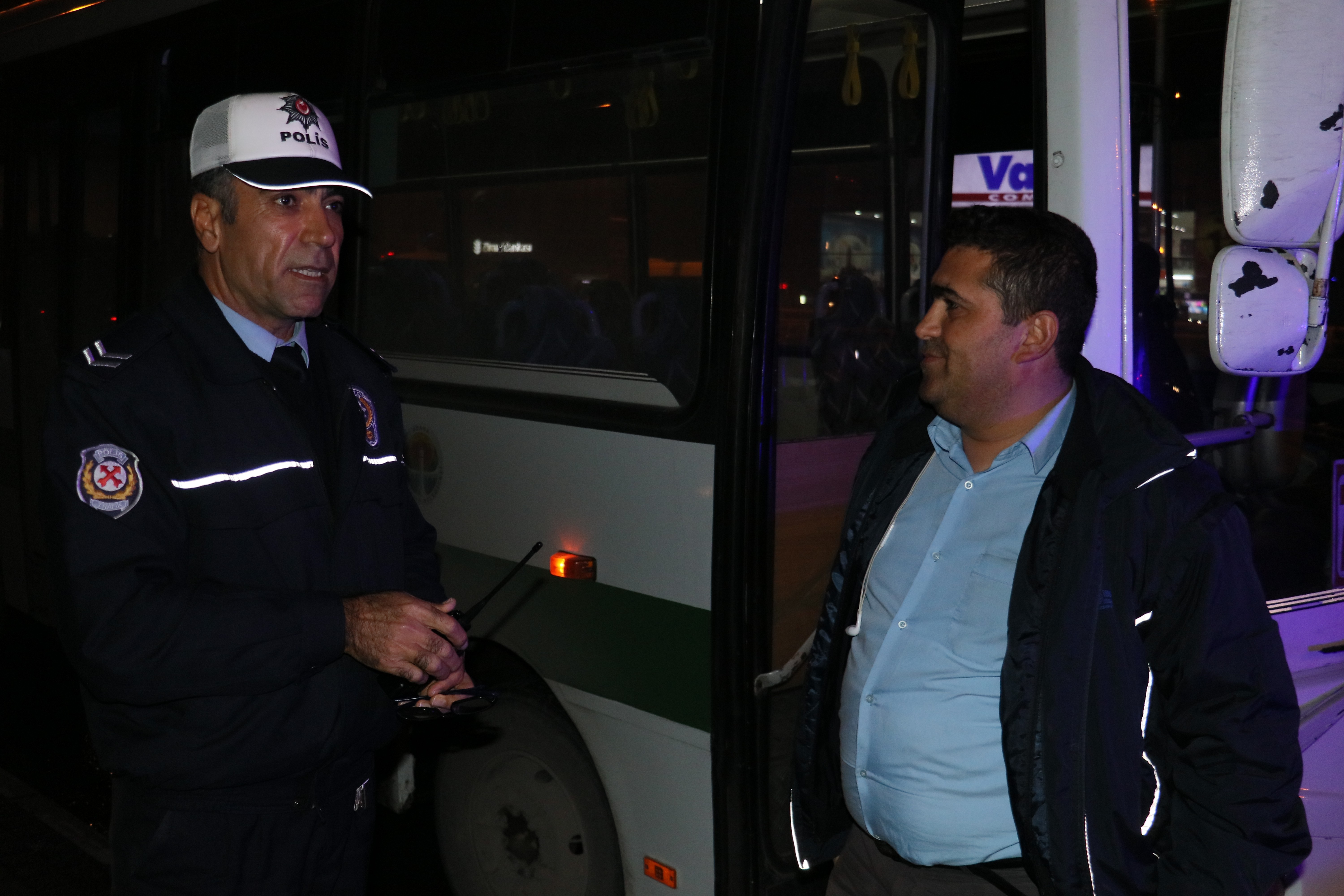 Direksiyonda okey oynayan halk otobüsü şoförü yakalandı
