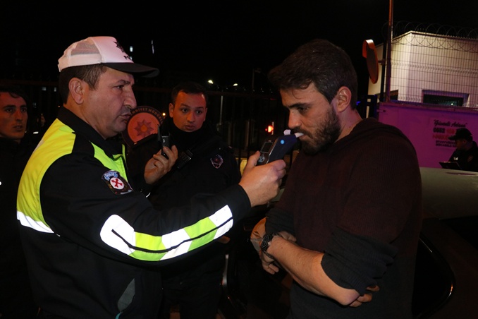 Polisten kaçarken polisin kucağına düştü!
