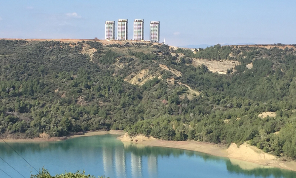 Göl kenarına apartman