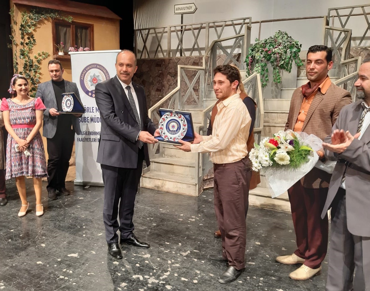 Adana'da terör polisi 450 genci tiyatroya götürdü