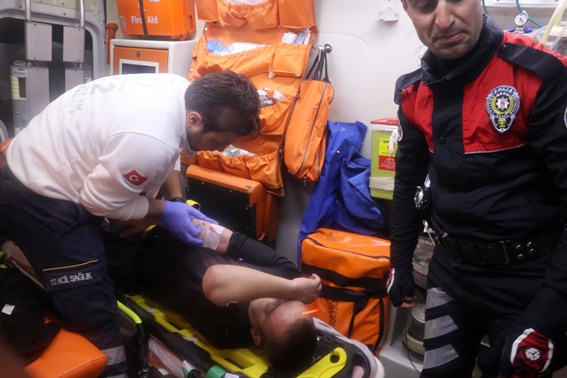 Polise pikabıyla çarpıp kaçtı