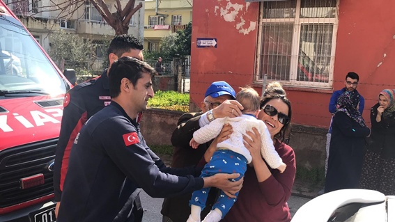 Otomobilde mahsur kalan bebeği Cankur kurtardı