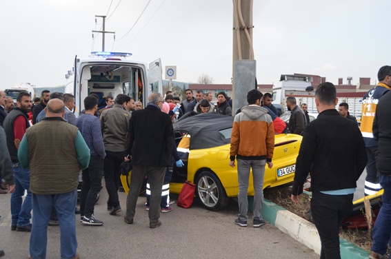 Otomobil direğe çarptı: 2 yaralı
