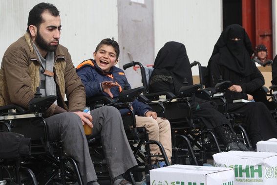 Suriye'deki engellilere 20 tekerlekli sandalye