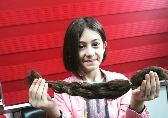 Kerime saçlarını kanser hastaları için kestirdi