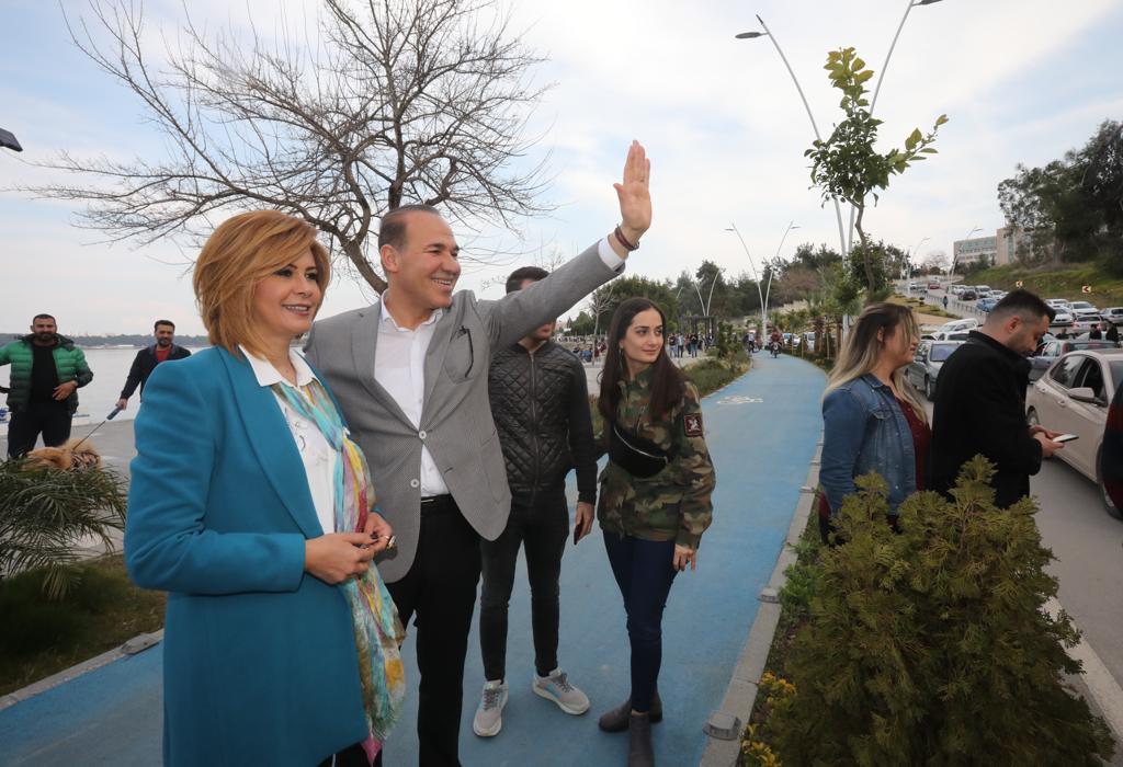 Sözlü çiftinden Adnan Menderes Sahil Yolu’nda pazar keyfi