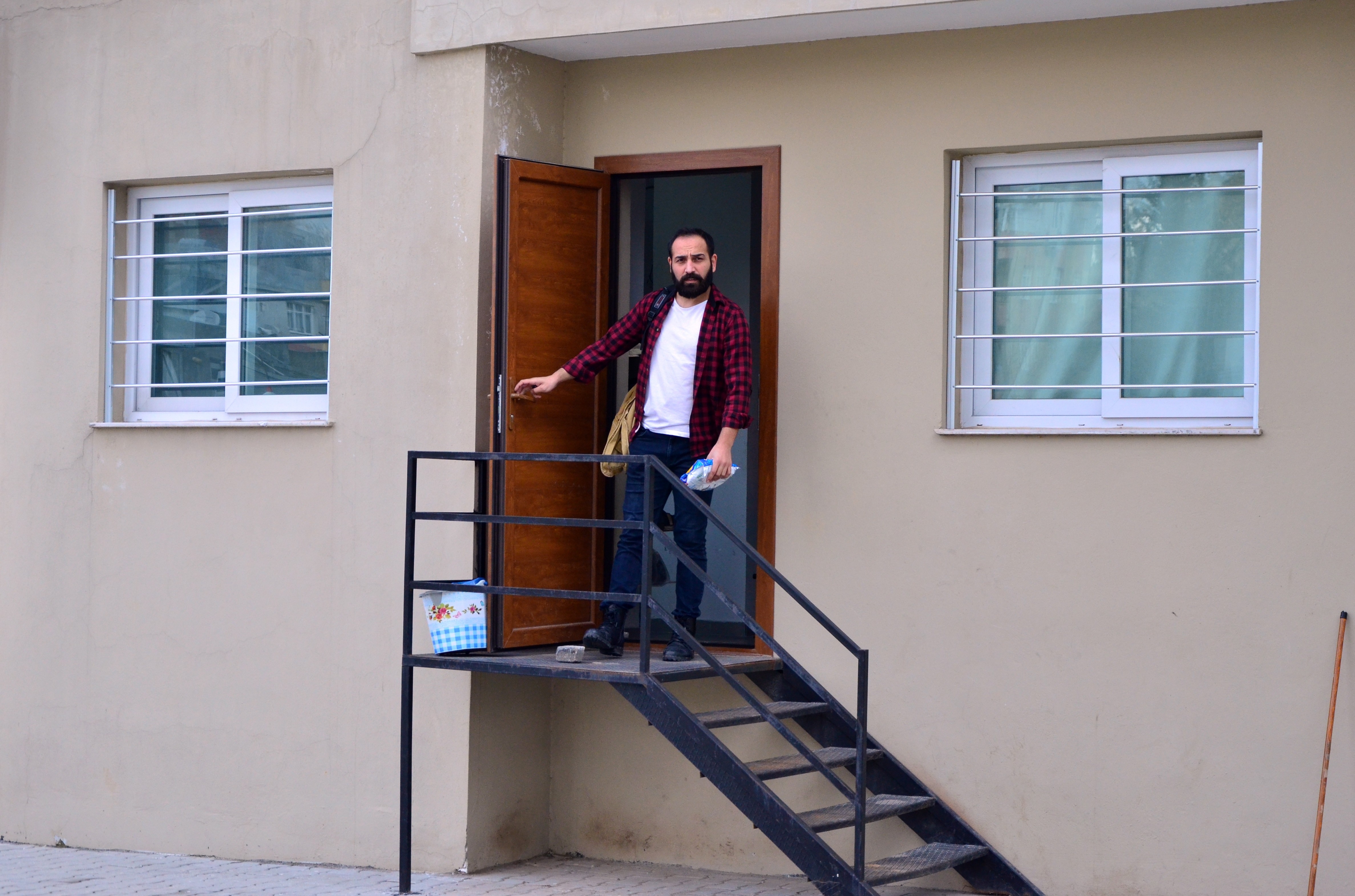 Oturduğu dairenin internette kiralık ilanını görünce şok oldu