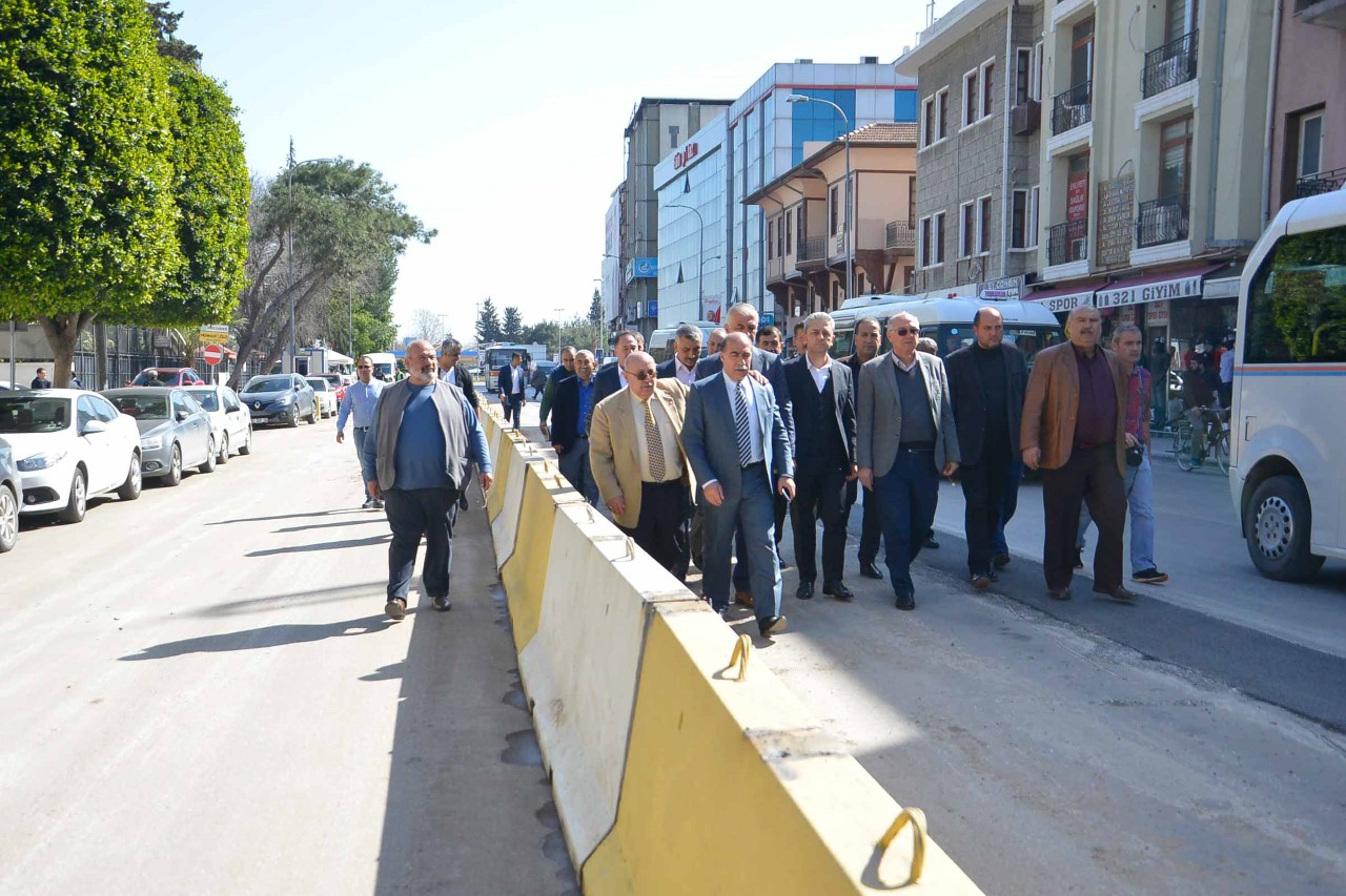 Adalet Sarayı önünde trafik üç şeritten akmaya başladı