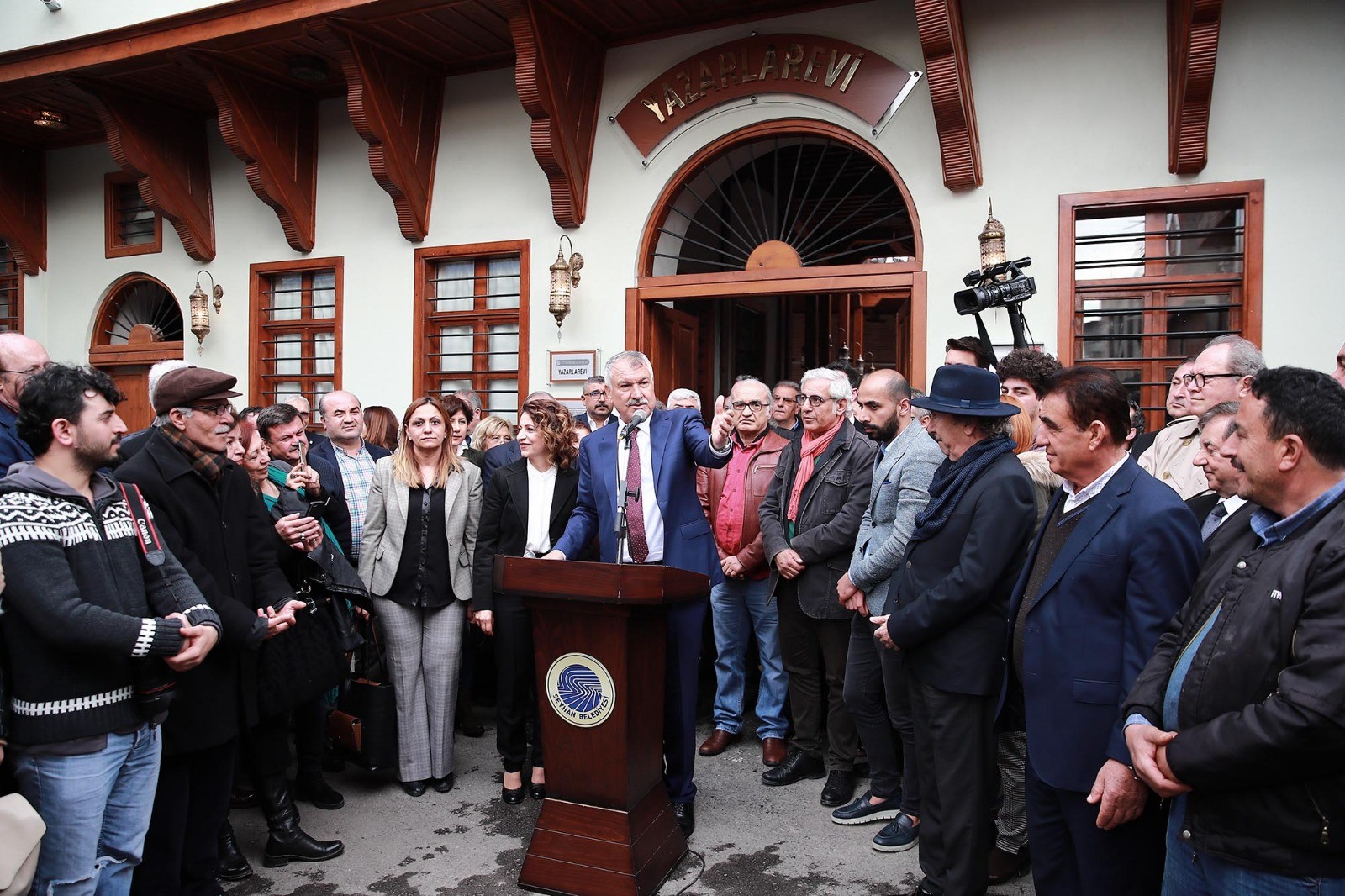 Yazarlarıyla ünlü Adana’ya