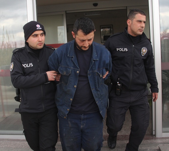 Kıskançlık krizine girip karısını ve kızını bıçakladı