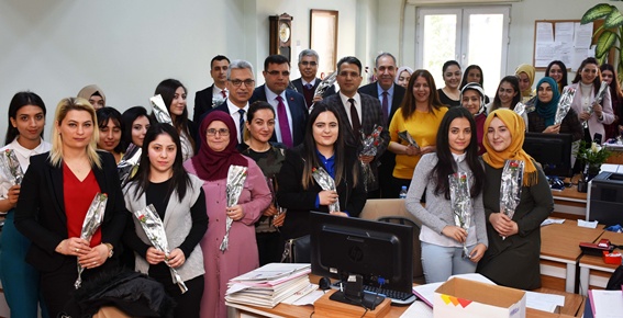 Adana Adliyesi'nde kadınlara ‘8 Mart’ karanfili