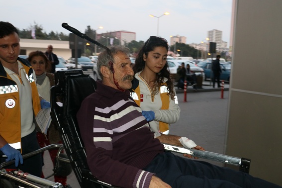 Üvey babasının kafasına ekmek bıçağı sapladı