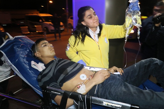 Tabancayla oynayan genç yanlışlıkla kendini vurdu