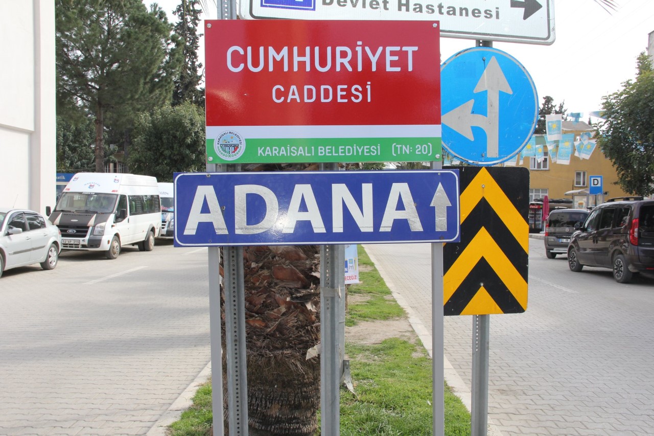 Karaisalı'da Yön Levhaları Yenileniyor