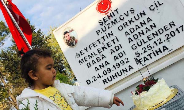 Şehit kızı doğum gününü babasının mezar başında kutladı