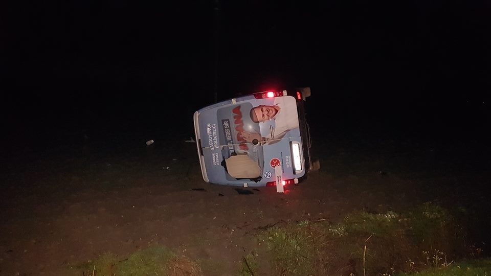MHP seçim minibüsü kaza yaptı: 2 yaralı