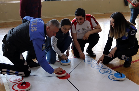 Polis engelli çocuklarla