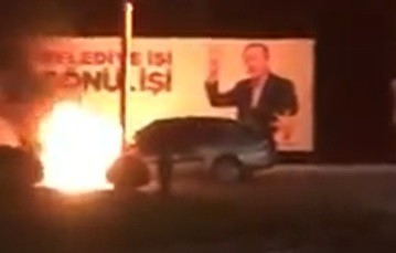 Seyir halindeki arabanın yanma anı kameralara yansıdı
