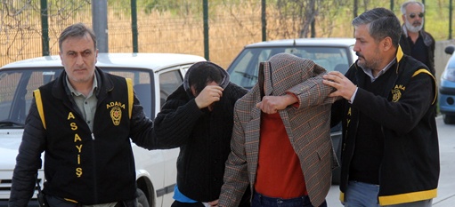Eşinin sevgilisini taşla öldürdü