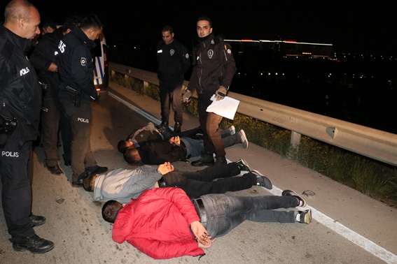 Otomobili kilitleyip kaçtıkları sırada polise yakalandılar