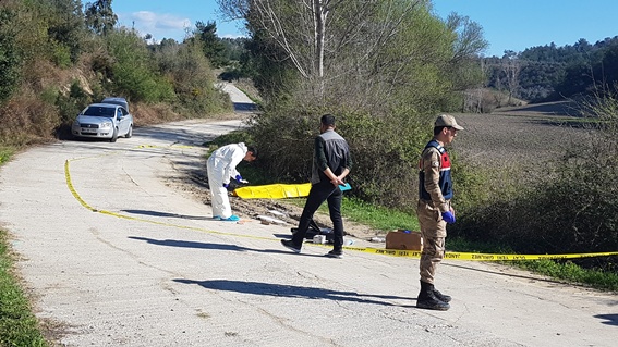 Dövülerek yol kenarına atıldı
