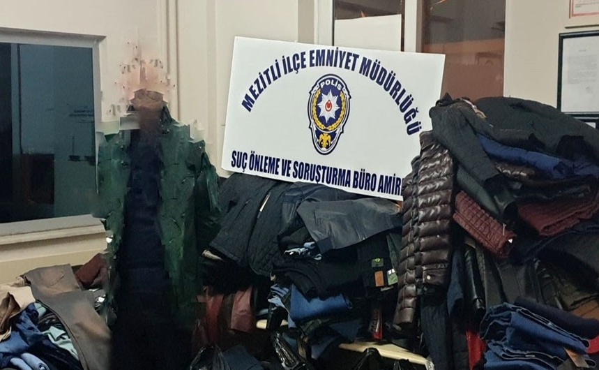 Giyim mağazasının camını kırıp, 80 bin liralık eşya çaldılar