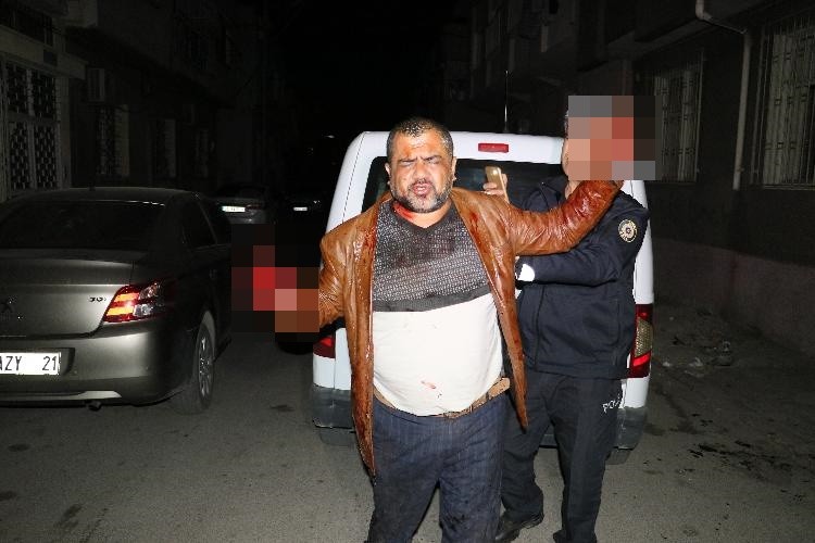 Eve tırmanıp sevgilisini bıçakladı