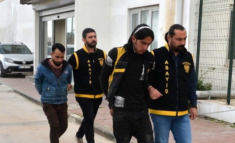 Silahlı gasp yaptılar polisten kaçamadılar
